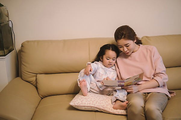 포토 JPG 전신 여자 딸 어린이 거실 모녀 엄마 실내 들기 앉기 상반신 성인 두명 앞모습 30대 소파 독서 다정 한국인 육아 워킹맘 여자만 싱글맘 국내포토 뷰포인트 컨셉 의자 가족 모션 사람 동양인 내부 장년 비즈니스우먼 파일형식