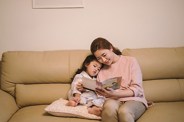 포토 JPG 여자 딸 어린이 거실 모녀 엄마 실내 들기 앉기 성인 두명 앞모습 30대 독서 다정 한국인 육아 동화책 워킹맘 여자만 싱글맘 국내포토 뷰포인트 컨셉 가족 모션 사람 동양인 내부 책 장년 비즈니스우먼 파일형식 비즈니스 관계 인종 직장인 직업
