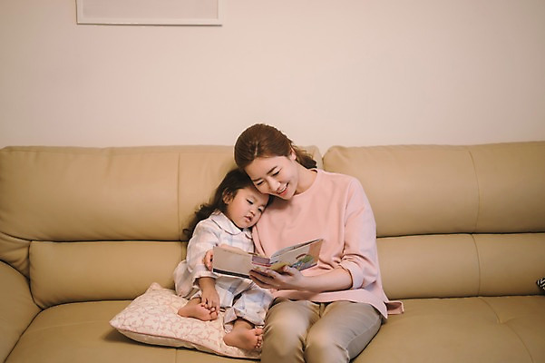 포토 JPG 전신 여자 딸 어린이 거실 모녀 엄마 실내 웃음 앉기 상반신 성인 두명 앞모습 30대 소파 독서 기댐 한국인 육아 즐거움 워킹맘 여자만 싱글맘 국내포토 감정 뷰포인트 의자 가족 모션 표정 사람 동양인 내부 장년 비즈니스우먼 파일형식