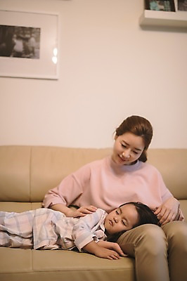 포토 JPG 여자 딸 어린이 거실 모녀 엄마 실내 앉기 상반신 성인 두명 앞모습 30대 소파 눕기 다정 한국인 육아 잠 워킹맘 여자만 싱글맘 국내포토 뷰포인트 컨셉 의자 가족 모션 사람 동양인 내부 장년 비즈니스우먼 파일형식 가구 비즈니스 관계 인종 직장인 직업 생활용품 오브젝트