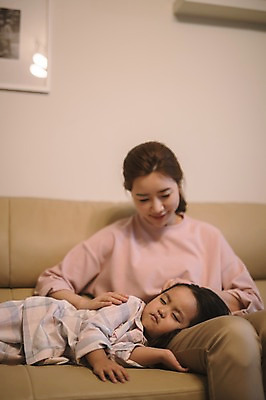 포토 JPG 여자 딸 어린이 거실 모녀 엄마 실내 앉기 상반신 성인 두명 앞모습 30대 소파 눕기 다정 한국인 육아 잠 워킹맘 여자만 싱글맘 국내포토 뷰포인트 컨셉 의자 가족 모션 사람 동양인 내부 장년 비즈니스우먼 파일형식 가구 비즈니스 관계 인종 직장인 직업 생활용품 오브젝트