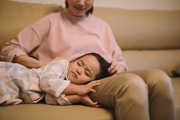 포토 JPG 여자 딸 어린이 거실 모녀 엄마 실내 앉기 상반신 성인 두명 앞모습 30대 소파 눕기 다정 한국인 육아 잠 워킹맘 여자만 싱글맘 국내포토 뷰포인트 컨셉 의자 가족 모션 사람 동양인 내부 장년 비즈니스우먼 파일형식