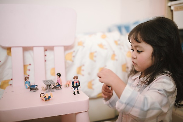 포토 JPG 여자 딸 어린이 의자 실내 한명 상반신 옆모습 침실 피규어 만지기 한국인 인형놀이 소녀한명만 국내포토 1 인형 뷰포인트 가구 가족 모션 놀이 사람 동양인 내부 미니어처 여자한명만 소녀만 파일형식