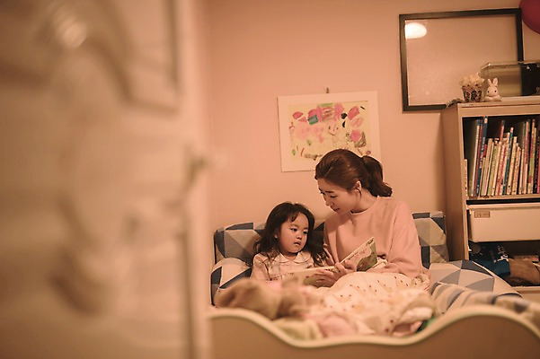 포토 JPG 여자 딸 어린이 모녀 엄마 실내 앉기 상반신 성인 두명 앞모습 30대 독서 침실 한국인 육아 침대 동화책 워킹맘 여자만 싱글맘 국내포토 뷰포인트 가구 가족 모션 사람 동양인 내부 책 장년 비즈니스우먼 파일형식