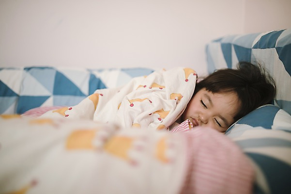 포토 JPG 여자 딸 어린이 실내 한명 상반신 앞모습 눕기 눈감음 침실 한국인 침대 잠 소녀한명만 국내포토 1 뷰포인트 가구 가족 모션 사람 동양인 내부 여자한명만 소녀만 파일형식