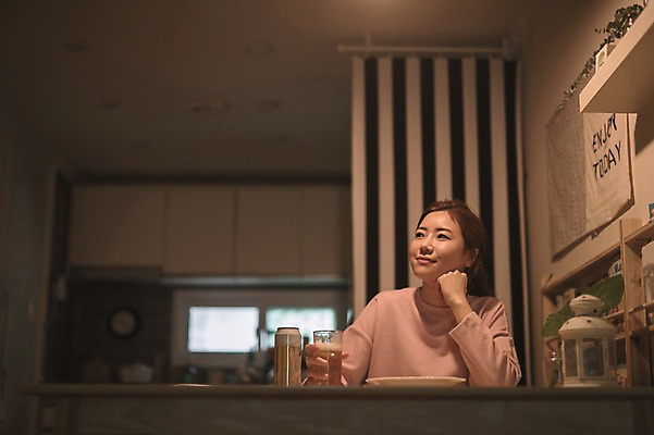 포토 JPG 응시 여자 생각 식탁 엄마 휴식 맥주 실내 한명 앉기 상반신 성인 앞모습 30대 한국인 성인여자한명만 혼족 국내포토 1 시선 뷰포인트 컨셉 가족 모션 탁자 주류 사람 동양인 내부 장년 싱글라이프 여자한명만 성인여자만 파일형식