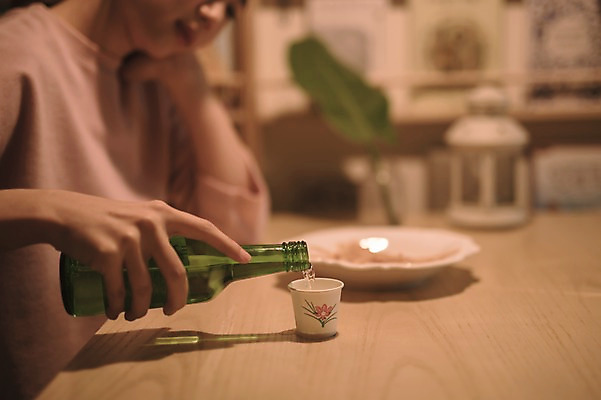 포토 JPG 여자 식탁 엄마 실내 한명 앉기 상반신 성인 옆모습 30대 한국인 슬픔 붓기 고독 소주 워킹맘 힘듦 성인여자한명만 혼족 국내포토 1 감정 뷰포인트 컨셉 가족 모션 탁자 주류 사람 동양인 내부 장년 비즈니스우먼 싱글라이프 여자한명만 성인여자만 파일형식