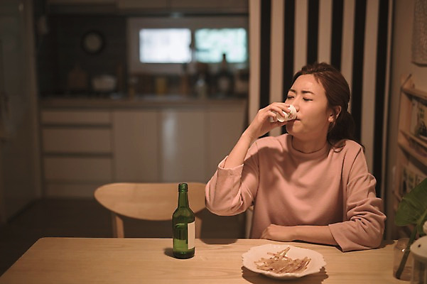 포토 JPG 여자 식탁 엄마 실내 한명 앉기 상반신 성인 앞모습 30대 한국인 슬픔 마시기 고독 소주 워킹맘 힘듦 성인여자한명만 혼족 국내포토 1 감정 뷰포인트 컨셉 가족 모션 탁자 주류 사람 동양인 내부 장년 비즈니스우먼 싱글라이프 여자한명만 성인여자만 파일형식