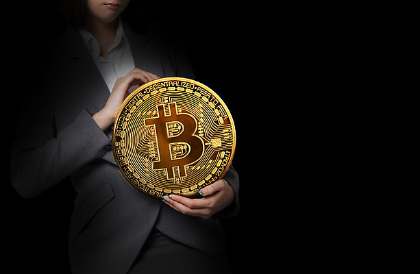 JPG 편집이미지 돈 들기 사람 앞모습 금융 3D 디지털 동전 디지털합성 투자 가상화폐 편집3D 뷰포인트 비즈니스 모션 경제 재산 파일형식