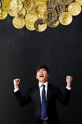 JPG 편집이미지 남자 돈 한명 서기 웃음 상반신 20대 성인 앞모습 금융 3D 동전 파이팅 주먹 한국인 디지털합성 성인남자한명만 가상화폐 편집3D 1 뷰포인트 모션 표정 사람 동양인 청년 경제 재산 남자한명만 성인남자만 파일형식