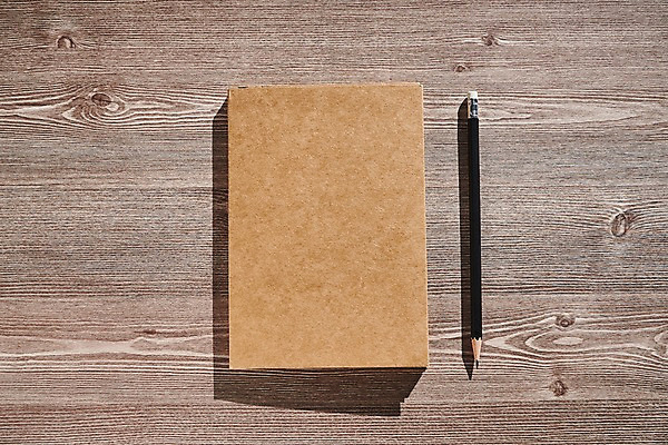 포토 JPG 종이 프레임 사람없음 목재 나뭇결 연필 공책 책상 목업 국내포토 나무 가구 재료 문구용품 학용품 필기구 파일형식