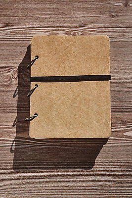 포토 JPG 종이 프레임 사람없음 목재 나뭇결 공책 책상 목업 국내포토 나무 가구 재료 문구용품 파일형식