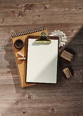 포토 JPG 종이 단추 프레임 사람없음 목재 나뭇결 공책 실 책상 결재판 목업 국내포토 나무 가구 재료 문구용품 결재 파일형식