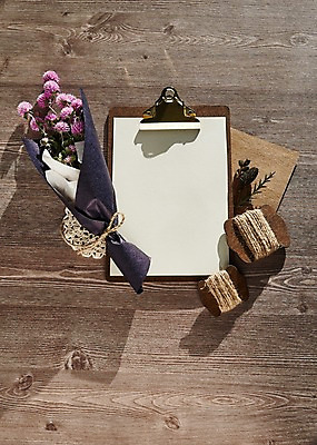 포토 JPG 열매 종이 꽃다발 프레임 사람없음 목재 나뭇결 실 책상 결재판 목업 국내포토 나무 식물 꽃 가구 재료 결재 파일형식