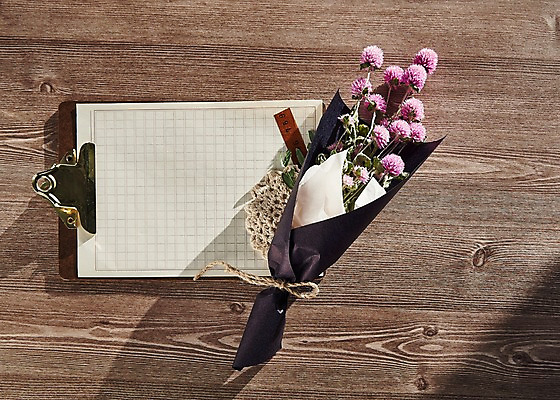 포토 JPG 종이 꽃다발 프레임 사람없음 목재 나뭇결 책상 결재판 목업 국내포토 나무 꽃 가구 재료 결재 파일형식