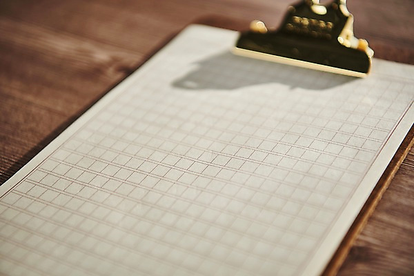 포토 JPG 종이 프레임 근접촬영 사람없음 목재 아웃포커스 책상 결재판 목업 국내포토 나무 뷰포인트 가구 재료 촬영기법 결재 파일형식