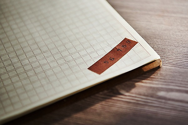 포토 JPG 종이 프레임 사람없음 목재 아웃포커스 숫자 책상 원고지 목업 국내포토 나무 문자 가구 재료 촬영기법 파일형식