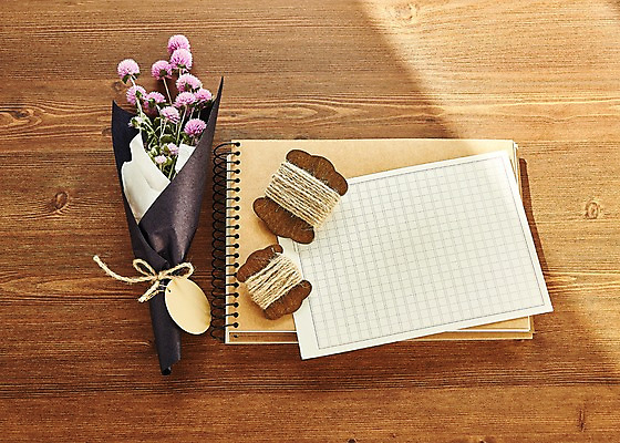 포토 JPG 종이 꽃다발 프레임 사람없음 목재 나뭇결 공책 실 책상 노끈 원고지 목업 국내포토 나무 꽃 줄 가구 재료 문구용품 파일형식