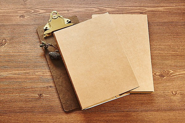 포토 JPG 종이 프레임 사람없음 목재 나뭇결 공책 책상 솔방울 결재판 목업 국내포토 나무 가구 재료 문구용품 결재 파일형식