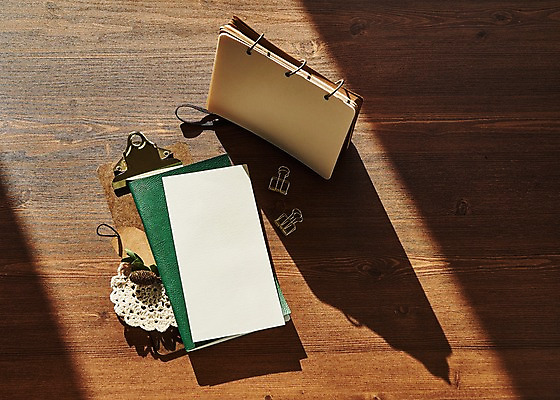 포토 JPG 종이 프레임 사람없음 목재 공책 책상 클립 결재판 목업 국내포토 나무 가구 재료 문구용품 결재 파일형식