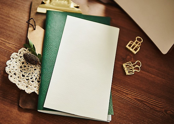 포토 JPG 종이 프레임 사람없음 목재 아웃포커스 꼬리표 공책 책상 클립 결재판 목업 국내포토 나무 가구 재료 문구용품 촬영기법 라벨 결재 파일형식