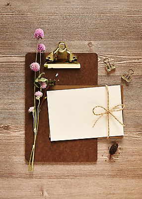 포토 JPG 꽃 종이 편지봉투 프레임 사람없음 목재 편지 책상 클립 결재판 목업 국내포토 나무 식물 가구 재료 봉투 결재 파일형식