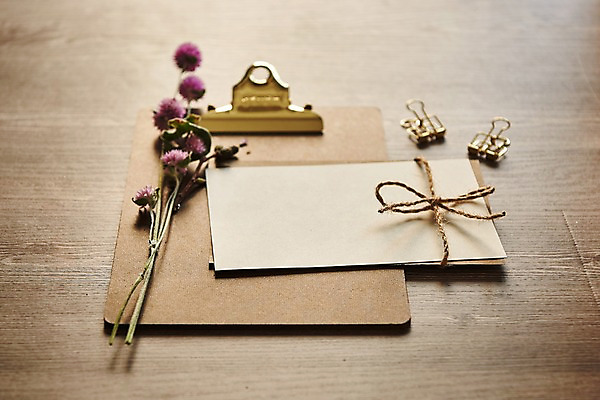 포토 JPG 꽃 종이 프레임 사람없음 목재 편지 책상 클립 결재판 목업 국내포토 나무 식물 가구 재료 결재 파일형식