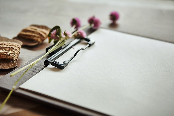 포토 JPG 꽃 종이 프레임 사람없음 목재 실 책상 결재판 목업 국내포토 나무 식물 가구 재료 결재 파일형식