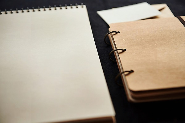 포토 JPG 종이 편지봉투 프레임 사람없음 아웃포커스 공책 편지지 목업 국내포토 문구용품 봉투 촬영기법 편지 파일형식