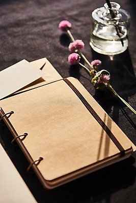 포토 JPG 꽃 종이 편지봉투 프레임 사람없음 아웃포커스 공책 편지 디퓨저 목업 국내포토 식물 문구용품 봉투 촬영기법 파일형식