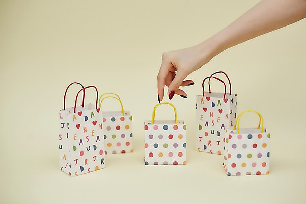 포토 JPG 스튜디오촬영 손 여자 한손 실내 한명 손짓 20대 성인 신체부위 쇼핑 뷰티 쇼핑백 잡기 네일아트 성인여자한명만 젤네일 국내포토 1 가방 모션 사람 청년 내부 여자한명만 성인여자만 파일형식