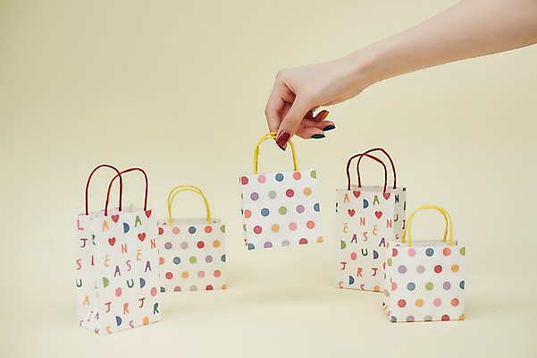 포토 JPG 스튜디오촬영 손 여자 한손 실내 한명 손짓 20대 성인 신체부위 쇼핑 뷰티 쇼핑백 잡기 네일아트 성인여자한명만 젤네일 국내포토 1 가방 모션 사람 청년 내부 여자한명만 성인여자만 파일형식