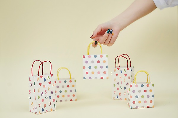 포토 JPG 스튜디오촬영 손 여자 한손 실내 한명 손짓 20대 성인 신체부위 쇼핑 뷰티 쇼핑백 잡기 네일아트 성인여자한명만 젤네일 국내포토 1 가방 모션 사람 청년 내부 여자한명만 성인여자만 파일형식