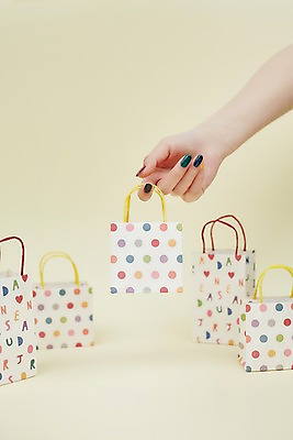 포토 JPG 스튜디오촬영 손 여자 한손 실내 한명 손짓 20대 성인 신체부위 쇼핑 뷰티 쇼핑백 잡기 네일아트 성인여자한명만 젤네일 국내포토 1 가방 모션 사람 청년 내부 여자한명만 성인여자만 파일형식