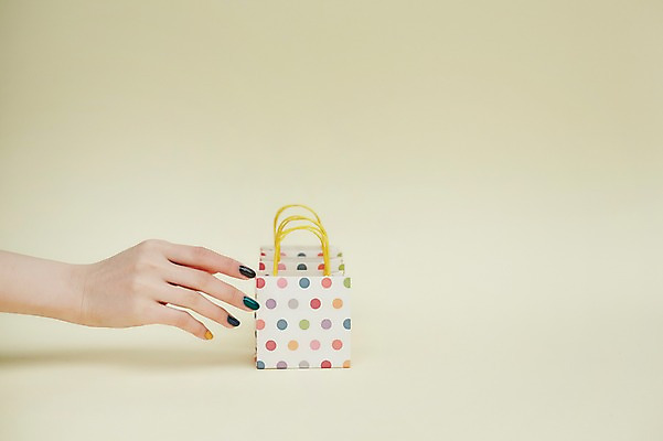 포토 JPG 스튜디오촬영 손 여자 한손 실내 한명 손짓 20대 성인 신체부위 쇼핑 뷰티 쇼핑백 잡기 네일아트 성인여자한명만 젤네일 국내포토 1 가방 모션 사람 청년 내부 여자한명만 성인여자만 파일형식