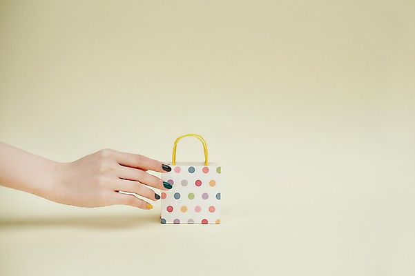 포토 JPG 스튜디오촬영 손 여자 한손 실내 한명 손짓 20대 성인 신체부위 쇼핑 뷰티 쇼핑백 잡기 네일아트 성인여자한명만 젤네일 국내포토 1 가방 모션 사람 청년 내부 여자한명만 성인여자만 파일형식