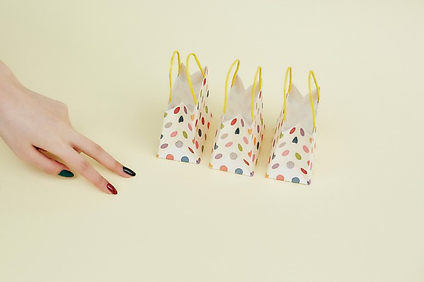 포토 JPG 스튜디오촬영 손 여자 한손 실내 한명 손짓 20대 성인 신체부위 쇼핑 뷰티 쇼핑백 네일아트 성인여자한명만 젤네일 국내포토 1 가방 모션 사람 청년 내부 여자한명만 성인여자만 파일형식