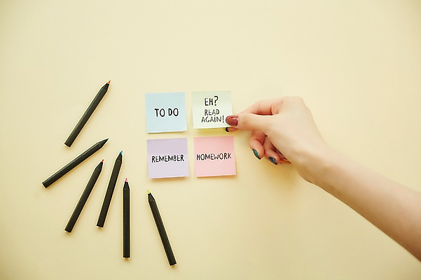 포토 JPG 스튜디오촬영 손 여자 한손 실내 한명 손짓 20대 성인 신체부위 뷰티 연필 잡기 네일아트 포스트잇 성인여자한명만 젤네일 국내포토 1 모션 학용품 사람 청년 내부 필기구 메모지 여자한명만 성인여자만 파일형식