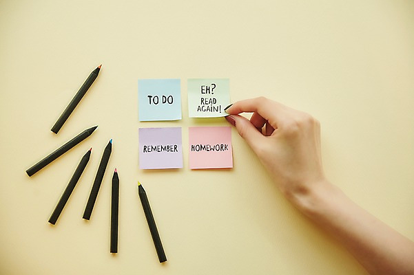 포토 JPG 스튜디오촬영 손 여자 한손 실내 한명 손짓 20대 성인 신체부위 뷰티 연필 잡기 네일아트 포스트잇 성인여자한명만 젤네일 국내포토 1 모션 학용품 사람 청년 내부 필기구 메모지 여자한명만 성인여자만 파일형식