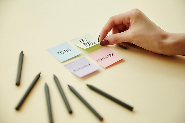 포토 JPG 스튜디오촬영 손 여자 한손 실내 한명 손짓 20대 성인 아웃포커스 신체부위 뷰티 연필 잡기 네일아트 포스트잇 성인여자한명만 젤네일 국내포토 1 모션 학용품 촬영기법 사람 청년 내부 필기구 메모지 여자한명만 성인여자만 파일형식