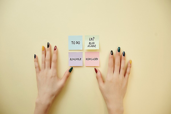 포토 JPG 스튜디오촬영 손 여자 실내 한명 손짓 20대 성인 신체부위 뷰티 양손 네일아트 포스트잇 성인여자한명만 젤네일 국내포토 1 모션 사람 청년 내부 메모지 여자한명만 성인여자만 파일형식