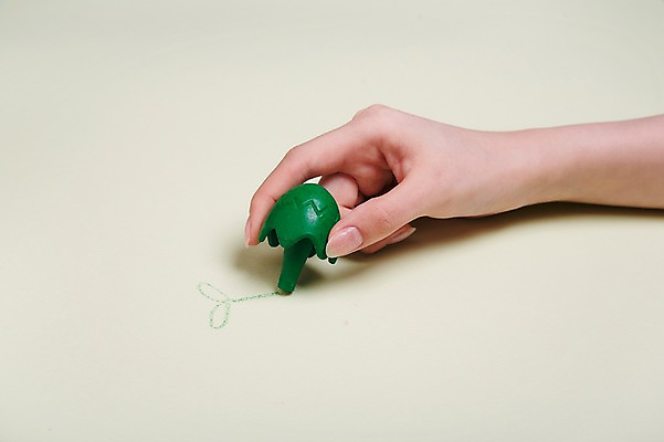 포토 JPG 스튜디오촬영 손 여자 색연필 한손 실내 한명 손짓 20대 성인 신체부위 새싹 잡기 그리기 그림 성인여자한명만 국내포토 식물 1 모션 학용품 사람 청년 내부 여자한명만 성인여자만 파일형식