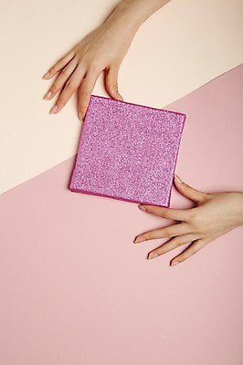 포토 JPG 스튜디오촬영 손 여자 실내 한명 손짓 20대 성인 신체부위 선물상자 양손 잡기 성인여자한명만 국내포토 1 모션 선물 사람 청년 내부 상자 여자한명만 성인여자만 파일형식