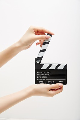 포토 JPG 스튜디오촬영 손 여자 실내 한명 손짓 20대 성인 신체부위 양손 잡기 클래퍼보드 성인여자한명만 국내포토 1 모션 사람 청년 내부 여자한명만 성인여자만 파일형식