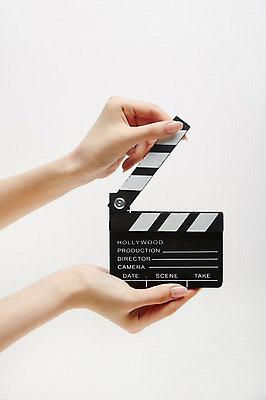 포토 JPG 스튜디오촬영 손 여자 실내 한명 손짓 20대 성인 신체부위 양손 잡기 클래퍼보드 성인여자한명만 국내포토 1 모션 사람 청년 내부 여자한명만 성인여자만 파일형식