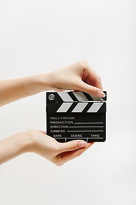 포토 JPG 스튜디오촬영 손 여자 실내 한명 들기 손짓 20대 성인 신체부위 양손 클래퍼보드 성인여자한명만 국내포토 1 모션 사람 청년 내부 여자한명만 성인여자만 파일형식