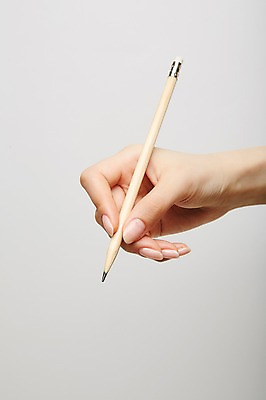 포토 JPG 스튜디오촬영 손 여자 한손 실내 한명 들기 손짓 20대 성인 신체부위 연필 성인여자한명만 국내포토 1 모션 학용품 사람 청년 내부 필기구 여자한명만 성인여자만 파일형식