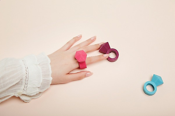 포토 JPG 스튜디오촬영 손 여자 한손 실내 한명 손짓 20대 성인 신체부위 보석반지 성인여자한명만 국내포토 1 모션 사람 청년 내부 반지 보석 여자한명만 성인여자만 파일형식