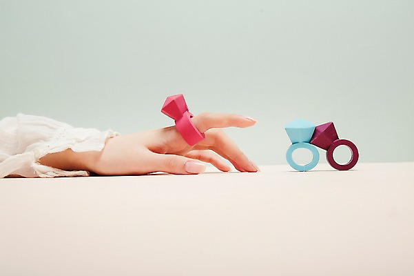 포토 JPG 스튜디오촬영 손 여자 한손 실내 한명 손짓 20대 성인 신체부위 보석반지 성인여자한명만 국내포토 1 모션 사람 청년 내부 반지 보석 여자한명만 성인여자만 파일형식