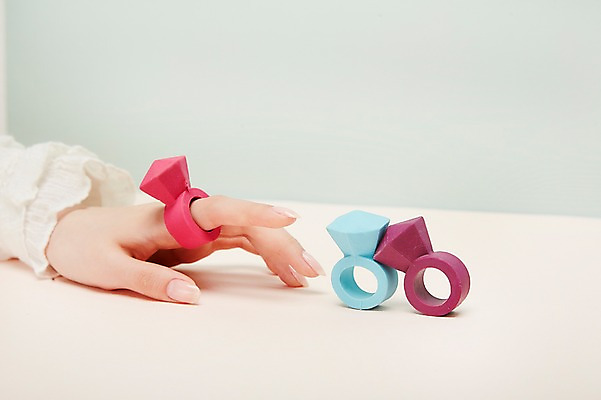 포토 JPG 스튜디오촬영 손 여자 한손 실내 한명 손짓 20대 성인 신체부위 보석반지 성인여자한명만 국내포토 1 모션 사람 청년 내부 반지 보석 여자한명만 성인여자만 파일형식